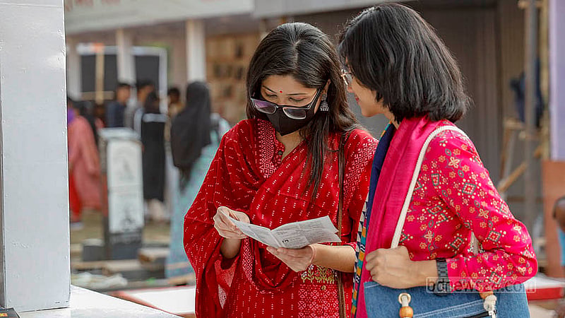 একুশে বইমেলার দ্বিতীয় দিনে বিভিন্ন স্টল ঘুরে দেখেন পাঠক-দর্শনার্থীরা