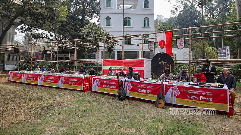 অন্তর্বর্তী সরকারের সিদ্ধান্তে এবার একুশে বইমেলা পিছিয়ে যাওয়ায় রোববার বাংলা একাডেমি প্রাঙ্গণে একদিনের প্রতীকী বইমেলা আয়োজন করে ‘একুশে বইমেলা সংগ্রাম পরিষদ’।