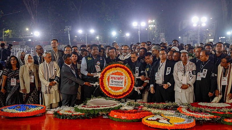 কেন্দ্রীয় শহীদ মিনারে শ্রদ্ধা নিবেদন করেন ঢাকা বিশ্ববিদ্যালয়ের উপাচার্য অধ্যাপক নিয়াজ আহমদ খান