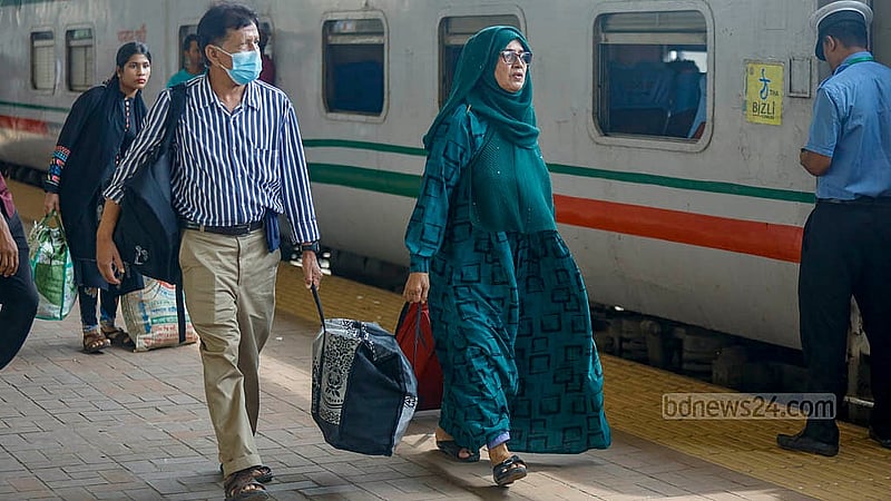 ঈদযাত্রায় রেলের আগাম টিকেটে ঢাকা ছাড়ছে মানুষ। ট্রেন এলেই যাত্রীরা হুড়োহুড়ি করে উঠে পড়ছেন। ছবি: মাহমুদ জামান অভি