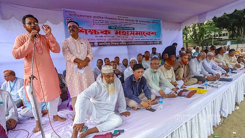 জ্যেষ্ঠতা প্রদানসহ তিন দফা দাবিতে রোববার কেন্দ্রীয় শহীদ মিনার প্রাঙ্গণে মহাসমাবেশে বক্তব্য দেন বিভিন্ন জেলা থেকে আসা জাতীয়করণ হওয়া প্রাথমিক শিক্ষকরা।  ছবি: আব্দুল্লাহ আল মমীন