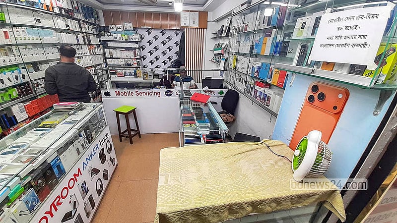 রাজধানীর ইস্টার্ন প্লাজা মার্কেটে মোবাইল ফোনের দোকানে বেচাকেনা বন্ধের নোটিশ ঝুলিয়েছেন ব্যবসায়ীরা