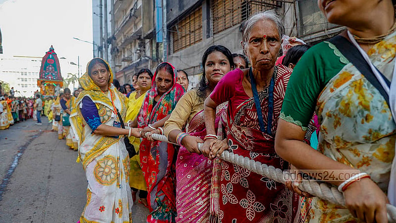 আন্তর্জাতিক কৃষ্ণ ভাবনামৃত সংঘের (ইসকন) স্বামীবাগ আশ্রম থেকে শুক্রবার বিকালে বের হওয়া সুভদ্রার রথটি টেনে নিয়ে যান নারীরা। ছবি: মাহমুদ জামান অভি