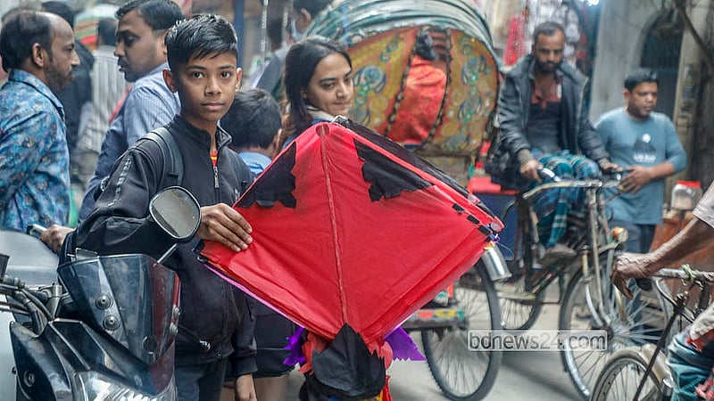 পুরান ঢাকার শাঁখারীবাজার থেকে ঘুড়ি কিনে নিয়ে যাচ্ছেন লোকজন। ঢাকার বিভিন্ন প্রান্ত থেকে ঘুরি কিনতে অনেকেই যান সেখানে