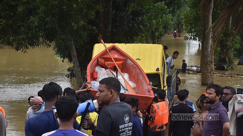 বন্যা কবলিতদের পাশে দাঁড়াতে রোববারও অনেক স্বেচ্ছোসেবী নৌকা নিয়ে ফেনীর ফাজিলপুরে এসেছেন। ছবি: সুমন বাবু