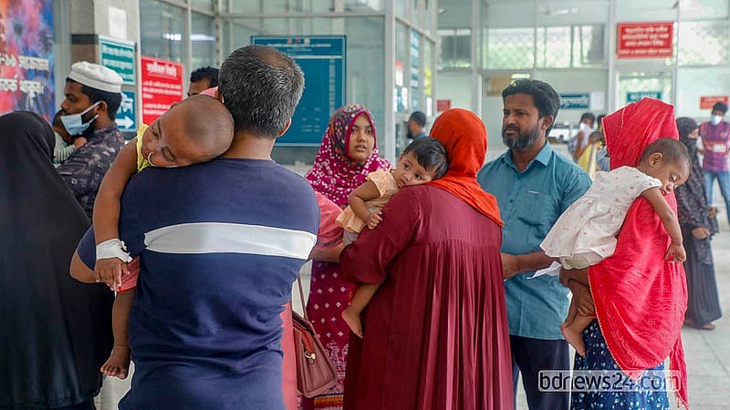উন্নত চিকিৎসা পাওয়ার আশায় দেশের বিভিন্ন প্রান্ত থেকে হাম আক্রান্ত শিশুদের মহাখালীর ডিএনসিসি হাসপাতালে নিয়ে আসছেন স্বজনরা