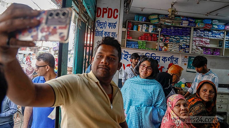 ঢাকার সবুজবাগ মাদারটেক চৌরাস্তা এলাকায় সোমবার নির্বাচনি প্রচারে যান ঢাকা-৯ আসনের স্বতন্ত্র প্রার্থী তাসনিম জারা। এসময় তার সঙ্গে