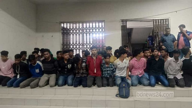 নারায়ণগঞ্জের সিদ্ধিরগঞ্জ আদমজী ইপিজেডে কারখানা ভাঙচুরের ঘটনায় আটক করা ব্যক্তিদের সিদ্ধিরগঞ্জ থানায় হস্তান্তর করা হয়।