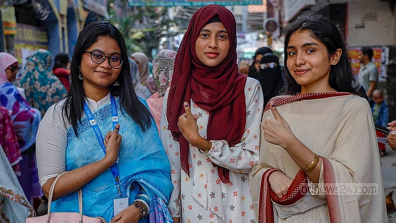 বনশ্রীর হলি ক্রিসেন্ট স্কুল অ্যান্ড কলেজ কেন্দ্রে বৃহস্পতিবার প্রথমবারের মত ভোট দেন তারা
