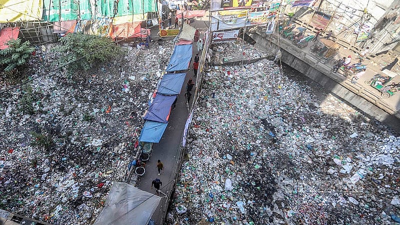 শুভাঢ্যা খাল এখন মৃত। কালিগঞ্জ জোড়া সেতুর নিচে এখন স্থানীয়রা নিয়মিতই আর্বজনা ফেলেন। কয়েক বছর আগেও এখান দিয়ে চলত নৌকা, জেলেরা ধরত মাছ। ছবি: আব্দুল্লাহ আল মমীন