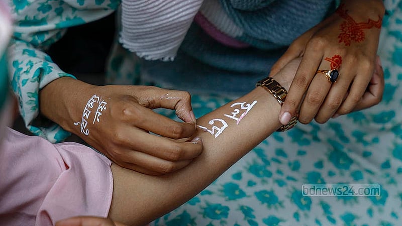 কাকরাইলের মসজিদ মোড়ে শুক্রবার সকাল থেকে অবস্থান নেন জগন্নাথ বিশ্ববিদ্যালয়ের আন্দোলনকারীরা। হাতে বিভিন্ন রঙে দাবিদাওয়া তুলে ধরেন তারা। ছবি: মাহমুদ জামান অভি