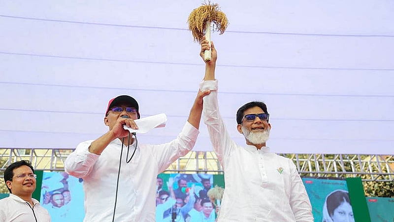 নির্বাচনি প্রচারের শেষ দিনে ঢাকার দক্ষিণ বাসাবো মাঠে পথসভায় বিএনপি চেয়ারম্যান তারেক রহমান; সঙ্গে ঢাকা-৯ আসনের ধানের শীষের প্রার্থী হাবিবুর রশিদ হাবিব