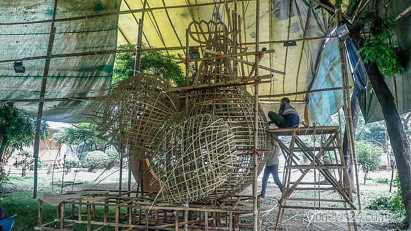 বাংলা নববর্ষ উদযাপনে ঢাকা বিশ্ববিদ্যালয়ের চারুকলা অনুষদে চলছে ‘আনন্দ শোভাযাত্রার’ বিভিন্ন উপকরণ তৈরির কাজ