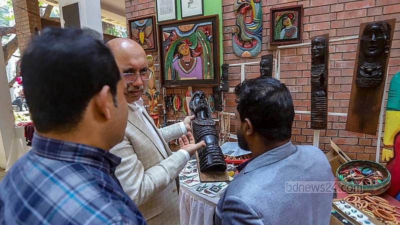 ঢাকা বিশ্ববিদ্যালয়ের চারুকলায় জয়নুল উৎসব ঘুরে পছন্দের পণ্য কিনছেন দর্শনার্থীরা। ছবি: আব্দুল্লাহ আল মমীন