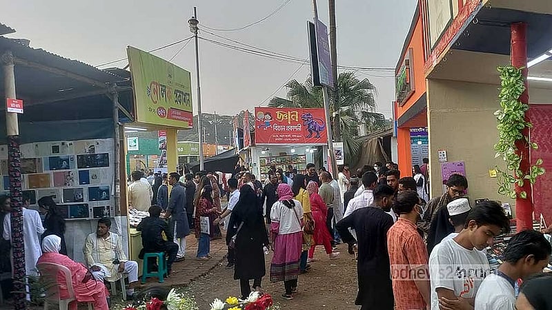 রাজধানীর সোহরাওয়ার্দী উদ্যানে শুক্রবার অমর একুশে বইমেলার স্টল ঘুরে বই কিনছেন দর্শনার্থীরা।