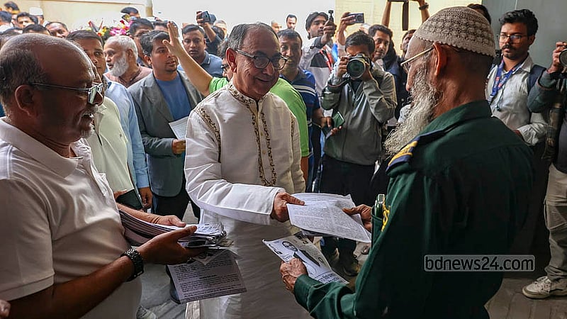 রাজধানীর বাংলামোটর এলাকায় সোমবার নির্বাচনি প্রচার চালান ঢাকা-৮ আসনের বিএনপি প্রার্থী মির্জা আব্বাস।