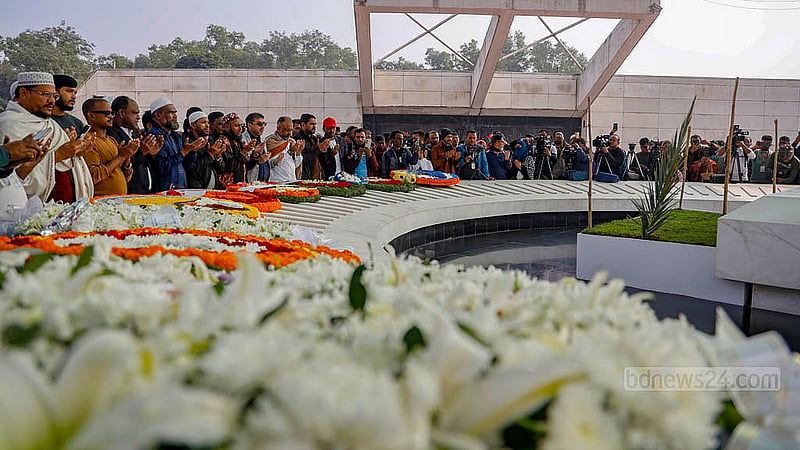 দেশের প্রথম নারী প্রধানমন্ত্রী খালেদা জিয়ার কবর জিয়ারতে বিভিন্ন শ্রেণি-পেশার মানুষ