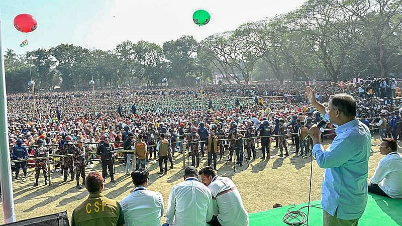 যশোরে বিরামপুর স্কুল মাঠে সোমবার নির্বাচনি জনসভায় যোগ দেন বিএনপির চেয়ারম্যান তারেক রহমান।