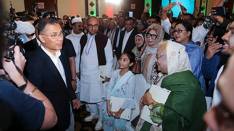 ঢাকার হোটেল সোনারগাঁওয়ে শুক্রবার বিএনপির নির্বাচনি ইশতেহার অনুষ্ঠানে অতিথিদের সঙ্গে কুশল বিনিময় করেন দলের চেয়ারম্যান তারেক রহমান।