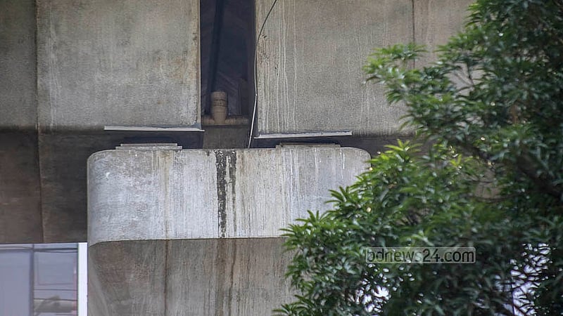 ঢাকার ফার্মগেটে কৃষিবিদ ইনস্টিটিউটের সামনে রোববার মেট্রো লাইনের এ বিয়ারিং প্যাড খুলে পড়ে। ছবি: আব্দুল্লাহ আল মমীন