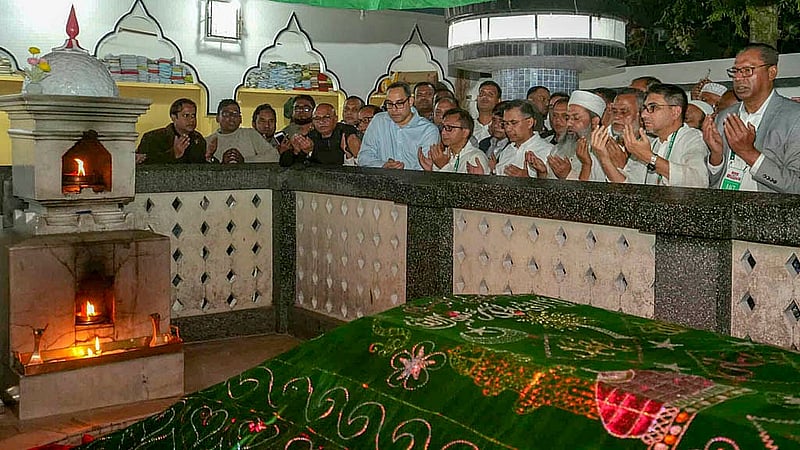 ভোটের আনুষ্ঠানিক প্রচারে নামার আগে দলের রেওয়াজ মেনে সিলেটে হযরত শাহজালালের (রহ.) মাজার জিয়ারত করেন বিএনপির চেয়ারম্যান তারেক রহমান