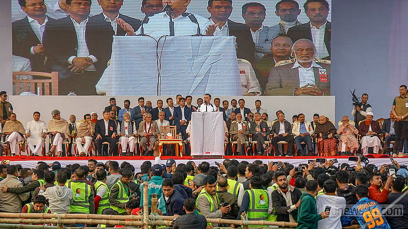 দেড় যুগের নির্বাসন ভেঙে বৃহস্পতিবার দেশে ফেরার পর পূর্বাচলের ৩০০ ফিট সড়কে লাখো মানুষের সমাবেশে বক্তব্য দেন বিএনপির ভারপ্রাপ্ত চেয়ারম্যান তারেক রহমান। ছবি: মাহমুদ জামান অভি