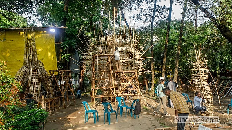 এবার বর্ষবরণের শোভাযাত্রায় মোটিফ থাকবে পাঁচটি- লাল ঝুঁটির মোরগ, দোতারা, ঘোড়া, পাখি ও শান্তির প্রতীক পায়রা