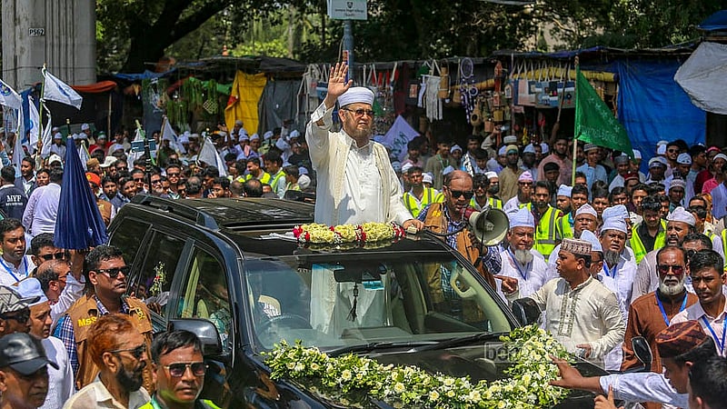 রাজধানীতে ঈদে মিলাদুন্নবীর শোভাযাত্রায় যোগ দেন আঞ্জুমানে রহমানিয়ার মইনীয়া মাইজভাণ্ডারীয়ার সভাপতি চেয়ারম্যান সৈয়দ সাইফুদ্দীন আহমদ। ছবি: আব্দুল্লাহ আল মমীন