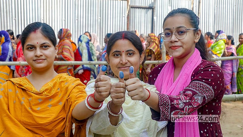 ঢাকার গেন্ডারিয়ায় নারিন্দা সরকারি উচ্চ বিদ্যালয় কেন্দ্রে অপর্ণা দাস ও বাঁধন প্রথমবার ভোট দিয়ে হাতের অমোচনীয় কালি দেখান, সঙ্গে ছিলেন তাদের বড় বোন