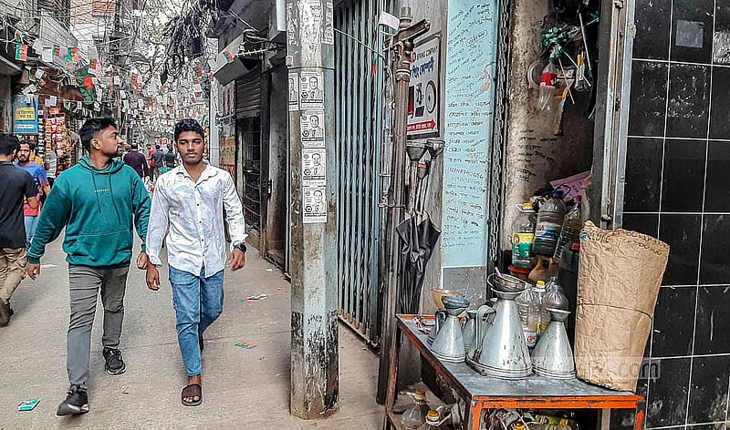পুরান ঢাকায় ১৯০১ সালে বসানো এসব খুঁটির প্রায় সবই হারিয়ে গেছে। নবাবপুরের তাহেরবাগ লেনে টিকে থাকা এ খুঁটি সংরক্ষণের আহ্বান জানিয়েছেন স্থানীয়রা।  ছবি: আব্দুল্লাহ আল মমীন