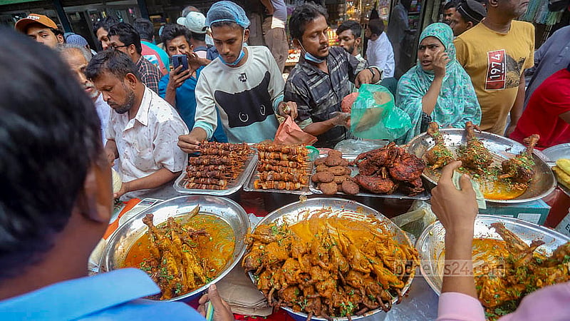 পুরান ঢাকার চকবাজারে রোববার ‘ঐতিহ্যবাহী’ ইফতারি কিনতে আসেন ঢাকার বিভিন্ন এলাকার মানুষ। ছবি: আব্দুল্লাহ আল মমীন