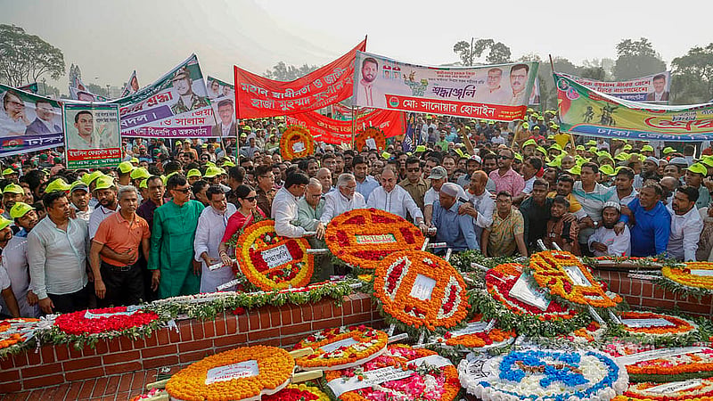 স্বাধীনতা দিবসের সকালে বুধবার সাভারে জাতীয় স্মৃতিসৌধে বাংলাদেশ জাতীয়তাবাদী দল-বিএনপির শ্রদ্ধা নিবেদন। ছবি: মাহমুদ জামান অভি