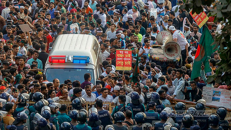 বরিশাল-ভোলা সেতুর দাবিতে শুক্রবার বিকালে শাহবাগ অবরোধের কারণে অ্যাম্বুলেন্সও চলতে পারেনি। আন্দোলকারীদের মধ্যে আটকা পড়ে একটি অ্যাম্বুলেন্স
