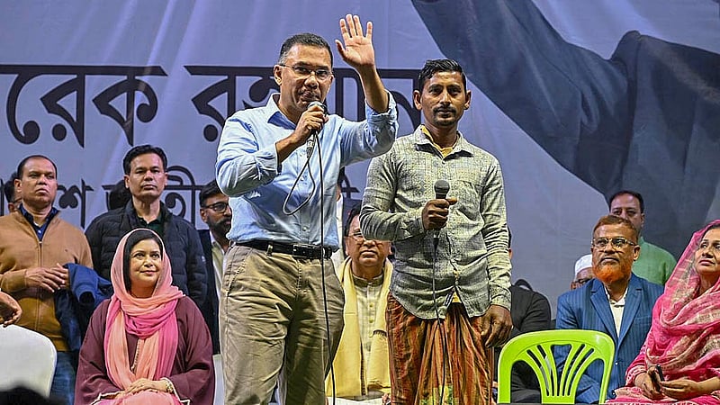 ভাষানটেকে শুক্রবার সন্ধ্যায় নির্বাচনি জনসভায় ভোটারদের মঞ্চে ডেকে এনে তাদের সমস্যা ও প্রত্যাশার কথা শোনেন ঢাকা-১৭ আসনে ধানের শীষের প্রার্থী তারেক রহমান। ছবি: বিএনপির মিডিয়া সেল
