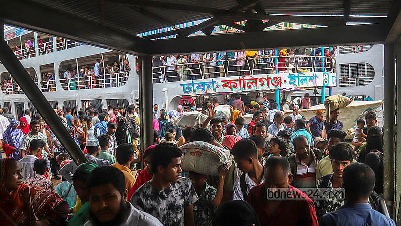 দেশের দক্ষিণাঞ্চল থেকে শুক্রবার ঢাকায় আসা সব লঞ্চেই ছিল যাত্রীদের ভিড়। সদরঘাট লঞ্চ টার্মিনাল থেকে তোলা।  ছবি: আব্দুল্লাহ আল মমীন