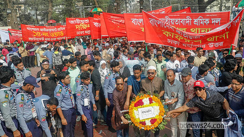 ভাষা শহীদদের শ্রদ্ধা জানাতে কেন্দ্রীয় শহীদ মিনারে নামে মানুষের ঢল। ছবি: আব্দুল্লাহ আল মমীন