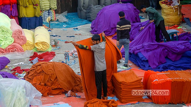 আকার অনুযায়ী কাটা হচ্ছে কম্বল তৈরির কাপড়। নারায়ণগঞ্জের সিদ্ধিরগঞ্জের সাইনবোর্ড এলাকার কারখানাগুলোতে এখন ব্যস্ত সময় পার করছেন কর্মীরা