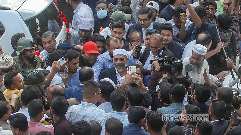 সংসদ ভবনের দক্ষিণ প্লাজায় নতুন মন্ত্রিসভার শপথ অনুষ্ঠান শেষে বের হয়ে আসেন বিএনপি নেতা লুৎফুজ্জামান বাবর। ছবি: আব্দুল্লাহ আল মমীন