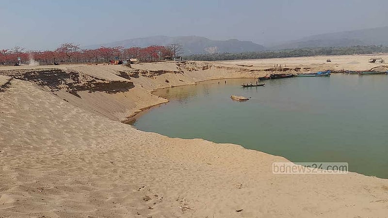 সুনামগঞ্জের তাহিরপুর উপজেলার যাদুকাটা নদীতে বালু তোলার তাণ্ডবে হুমকির মুখে শিমুলবাগান এলাকা। 