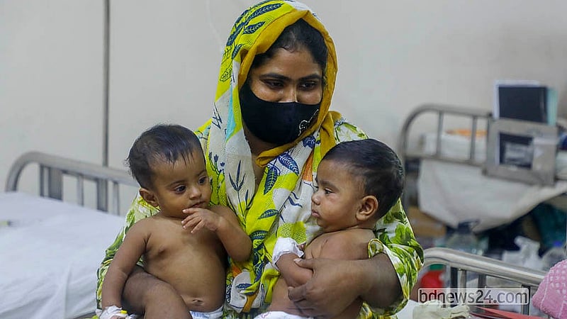 হামে আক্রান্ত জমজ সন্তানকে মহাখালীর ডিএনসিসি হাসপাতালে ভর্তি করিয়েছেন গাজীপুরের হামিদা