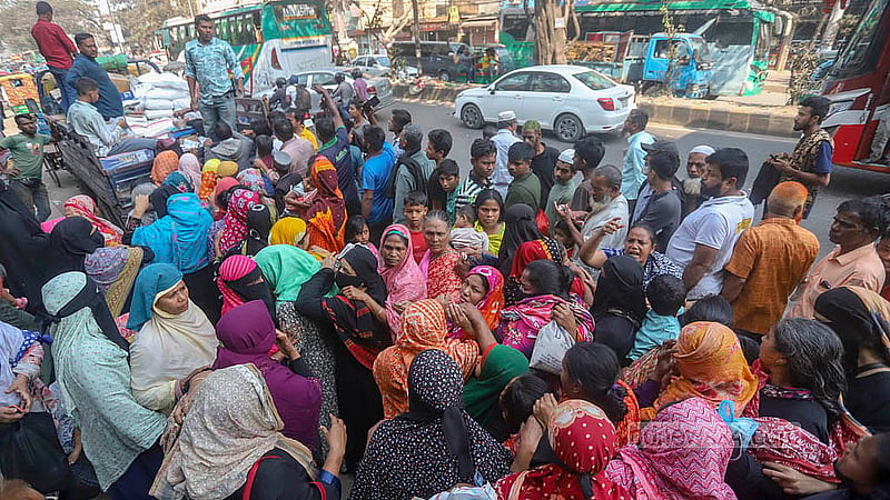 রাজধানীর মানিকনগরে টিসিবির পণ্য কিনতে মানুষের দীর্ঘ সারি। ছবি: আব্দুল্লাহ আল মমীন