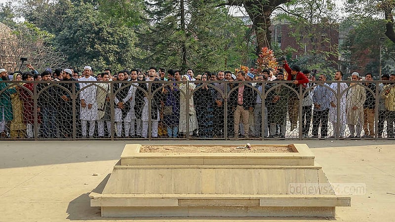 ত্রয়োদশ জাতীয় সংসদ নির্বাচনের প্রচার শুরুর আগে বৃহস্পতিবার শেরেবাংলা একে ফজলুল হক এবং হোসেন শহীদ সোহরাওয়ার্দীর মাজার জিয়ারত করেন এনসিপির নেতারা। ছবি: মাহমুদ জামান অভি