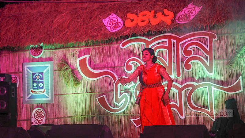 টিএসসির পায়রা চত্বরে ছাত্রদল আয়োজিত নবান্ন উৎসবে নৃত্য পরিবেশন করেন ঢাকা বিশ্ববিদ্যালয়ের শিক্ষার্থীরা