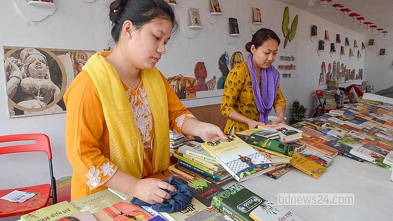 সোহরাওয়ার্দী উদ্যান বইমেলা প্রাঙ্গণে শুক্রবার রাতের বৃষ্টিতে ক্ষতিগ্রস্ত দোকান নতুন করে সাজাচ্ছেন দোকানিরা।
