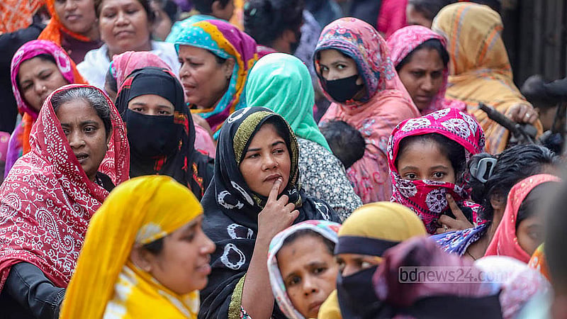 রাজধানীর মানিকনগরে টিসিবির ট্রাকের সামনে মানুষের ভিড়। ৪০ দিন বন্ধ থাকার পর সোমবার থেকে আবার শুরু হয়েছে টিসিবির ন্যায্যমূল্যে পণ্য বিক্রি। ছবি: আব্দুল্লাহ আল মমীন