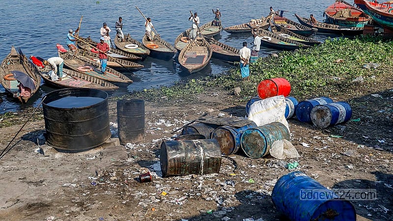 ঢাকার কেরাণীগঞ্জের তেলঘাট এলাকায় ছোট ছোট ড্রামে করে প্রথমে পোড়া ইঞ্জিন অয়েল সংগ্রহ করা হয়। তারপর বড় ড্রামে জাল করে গ্রিজ বানানো হয়। ছবি: মাহমুদ জামান অভি