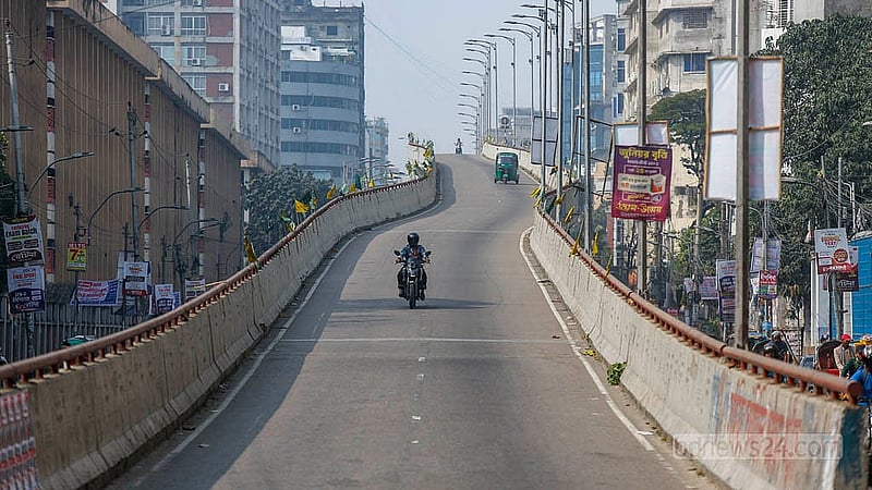 কার্যক্রম নিষিদ্ধ আওয়ামী লীগের ‘লকডাউন কর্মসূচিতে’ বৃহস্পতিবার দুপুরে মৌচাক-মগবাজার ফ্লাইওভারে যানবাহনের চাপ ছিল না। ছবি: মাহমুদ জামান অভি