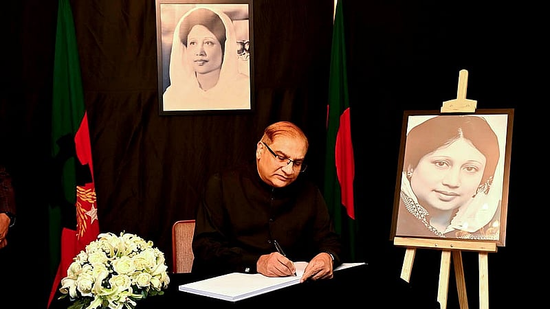বিএনপি চেয়ারপারসন খালেদা জিয়ার মৃত্যুতে মঙ্গলবার গুলশান তার রাজনৈতিক কার্যালয়ে শোক বইয়ে স্বাক্ষর করেন বিভিন্ন দেশের রাষ্ট্রদূতরা