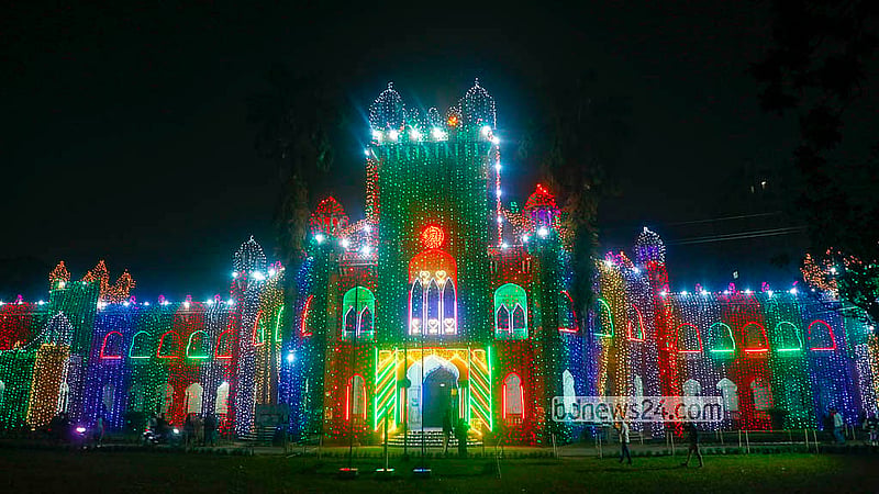 বিজয় দিবস উপলক্ষে আলোকসজ্জা করা হয়েছে ঢাকা বিশ্ববিদ্যালয়ের কার্জন হলে