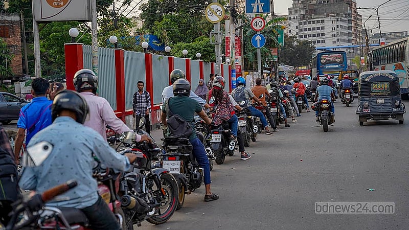 জ্বালানি তেল সংকটে রাজধানীর মহাখালী এলাকার ফিলিং স্টেশনগুলোতে মোটরসাইকেলের দীর্ঘ লাইন।  ছবি: তানজিনুর রহমান ভূইয়া